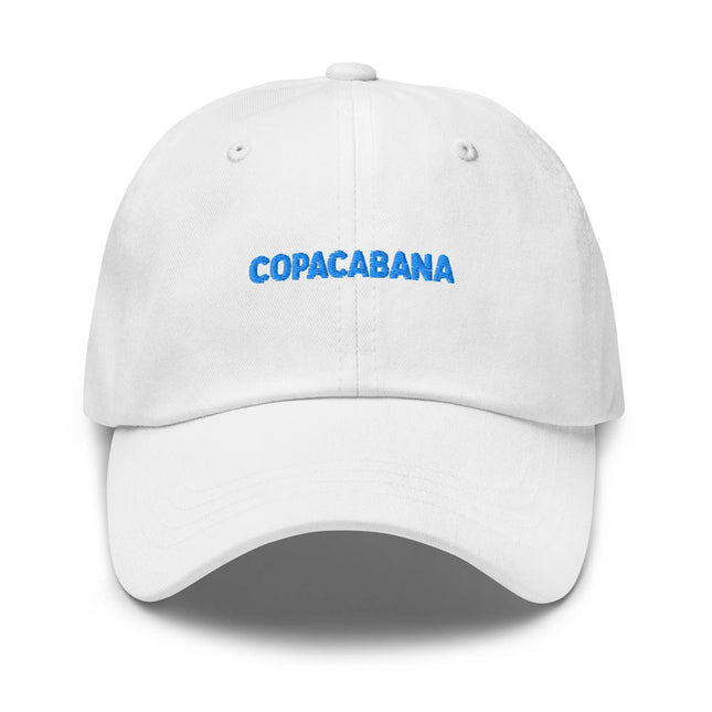 Casquette blanche avec le texte brodé Copacabana en bleu, inspirée de l'énergie légendaire de la plage de Copacabana au Brésil, évoquant un style décontracté et festif, typique de Rio de Janeiro.