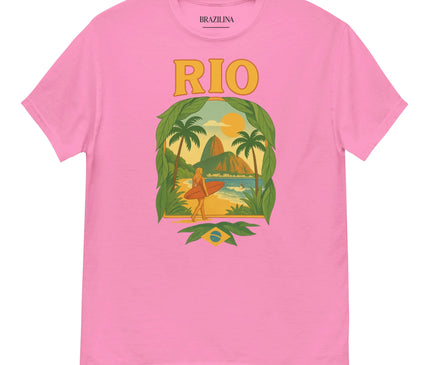T-shirt rose inspiré de Rio de Janeiro avec un design montrant un surfeur, des palmiers, le Pain de Sucre, un coucher de soleil et des éléments tropicaux. Illustration capturant l'énergie festive et l'esprit décontracté du Brésil, symbole de la culture brésilienne. Parfait pour refléter un style vibrant et ensoleillé.