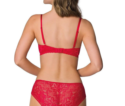 Femme portant un ensemble de lingerie rouge en dentelle inspiré de l'élégance brésilienne, avec des motifs floraux raffinés évoquant l'artisanat brésilien. Le bas en dentelle fine, alliant séduction et confort, capture l'esprit exotique et la féminité sensuelle.