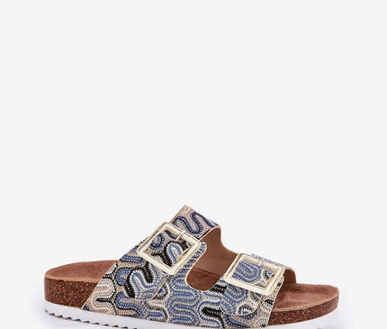 Sandales élégantes avec motifs tissés inspirés des traditions brésiliennes, décorées de boucles dorées, semelle en liège et détails évoquant l'artisanat brésilien, parfaites pour un style décontracté et tropical.