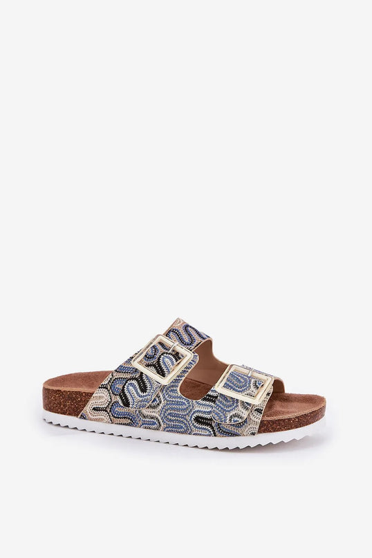 Sandales élégantes avec motifs tissés inspirés des traditions brésiliennes, décorées de boucles dorées, semelle en liège et détails évoquant l'artisanat brésilien, parfaites pour un style décontracté et tropical.