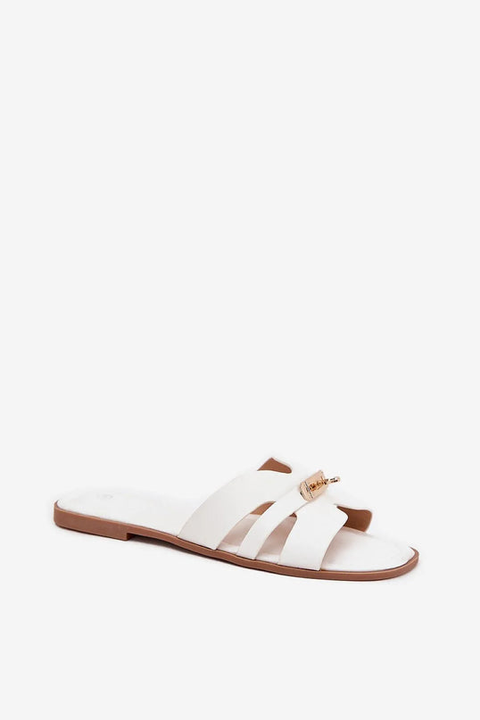 Sandales élégantes blanches ouvertes inspirées de la culture brésilienne, avec attache en métal doré raffinée, idéales pour un style chic et décontracté rappelant les plages tropicales de Rio de Janeiro.