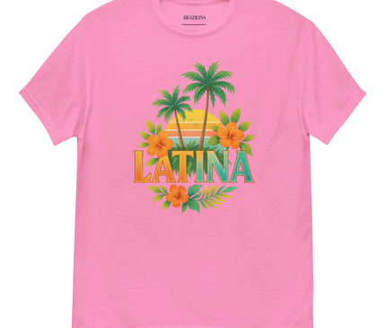 T-shirt rose avec un design tropical évoquant le Brésil, incluant des palmiers, un coucher de soleil, des fleurs exotiques orange et vertes, et le mot 'Latina' en lettres colorées, reflétant l'esprit chaleureux et vibrant des plages brésiliennes.