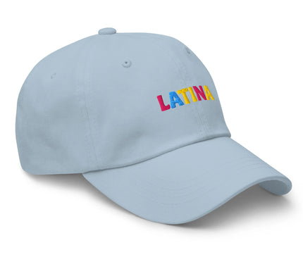 Casquette bleu pâle avec broderie du mot 'LATINA' en couleurs vives (rose, bleu, jaune), représentant l'esprit vibrant et joyeux du Brésil et célébrant les racines latino-américaines à travers un design inspiré de la culture et des traditions colorées et festives brésiliennes.
