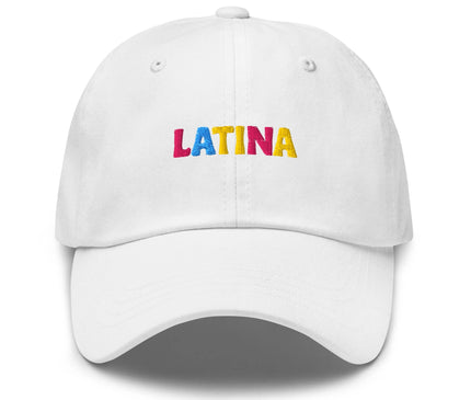 Casquette blanche avec l'inscription 'LATINA' brodée en lettres colorées rouge, bleu et jaune, célébrant la culture brésilienne et les racines latino-américaines avec un design vibrant et joyeux.