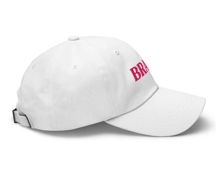 Casquette blanche moderne avec une inscription 'Brasil' en rose sur le côté, inspirée de la culture brésilienne vibrante et festive, idéale pour les amoureux du style décontracté et de l'esprit du Brésil.