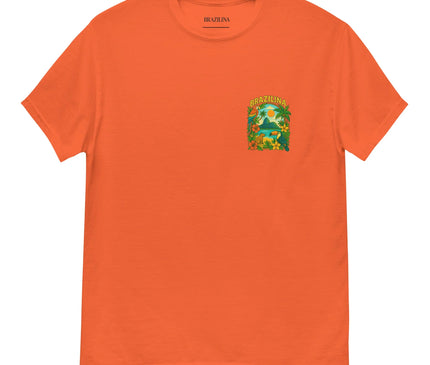 T-shirt orange inspiré de la culture brésilienne, avec un design tropical représentant des palmiers, des fleurs exotiques et des paysages brésiliens emblématiques. L'inscription 'Brazilina' reflète l'esprit festif et chaleureux du Brésil, idéal pour un style décontracté et une invitation au voyage.