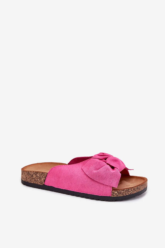 Sandales décontractées et sophistiquées d'inspiration brésilienne, en suédine rose avec un nœud délicat, semelle ergonomique en liège, idéales pour un style élégant et confortable, évoquant l'ambiance des plages de Copacabana et des danses brésiliennes.