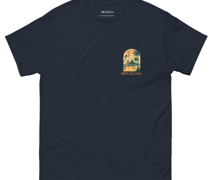 T-shirt bleu marine avec un design inspiré du Brésil. Le motif comprend un paysage tropical avec des palmiers, une figure dynamique et une plage ensoleillée, reflétant la culture festive et vibrante brésilienne. Inscription 'Brazilina' en dessous du motif.