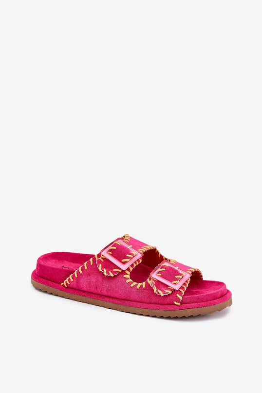 Sandales roses d'inspiration brésilienne avec couture apparente jaune, deux boucles ajustables et semelle confortable, symbolisant l'artisanat local et l'esprit décontracté et vibrant du Brésil.
