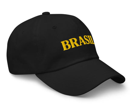 Casquette noire avec broderie jaune 'Brasil' sur le devant, inspirée de l'atmosphère festive et chaleureuse du Brésil, alliant style décontracté des villes comme Rio et São Paulo, simplicité et forte identité culturelle.