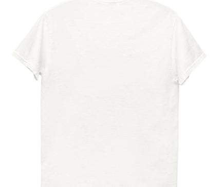 T-shirt blanc à motifs tropicaux inspiré du Brésil avec des éléments tels qu'un toucan, des feuilles exotiques, une fleur tropicale et un coco, évoquant l'énergie, la biodiversité et le lifestyle chaleureux de la culture brésilienne, parfait pour un style décontracté et exotique.