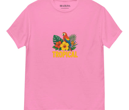 T-shirt rose avec un imprimé vibrant représentant un perroquet exotique multicolore entouré de fleurs tropicales jaunes et rouges, accompagnées de feuilles luxuriantes. Le mot 'Tropical' est inscrit en lettres jaunes et évoque l'énergie joyeuse et la biodiversité du Brésil, idéal pour un style inspiré de la culture tropicale brésilienne.