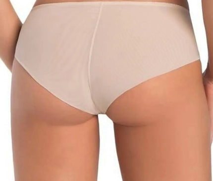 Sous-vêtement féminin inspiré de la mode brésilienne, en tissu beige avec une finition lisse et délicate, évoquant l'élégance, la sensualité, et la féminité typiques de la culture brésilienne. Design confortable et raffiné idéal pour un usage quotidien.
