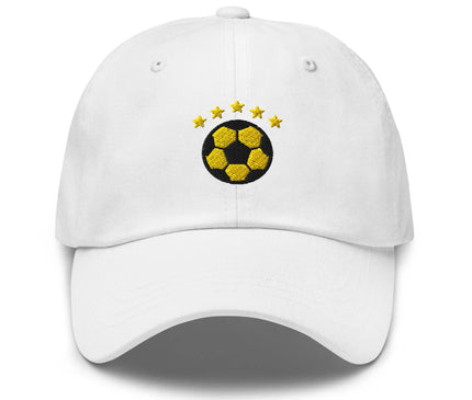 Casquette blanche inspirée du football brésilien avec un design élégant comprenant un ballon de football jaune et noir brodé, surmonté de cinq étoiles symbolisant les succès du Brésil dans ce sport. Accessoire parfait pour les fans de football et la culture brésilienne.