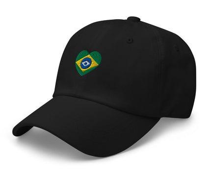 Casquette noire élégante avec un motif de cœur vert et jaune rappelant le drapeau brésilien, incarnant l'énergie chaleureuse et la culture du Brésil. Idéal pour afficher son amour pour le pays du football et de la samba, tout en ajoutant une touche décontractée et unique à votre tenue.