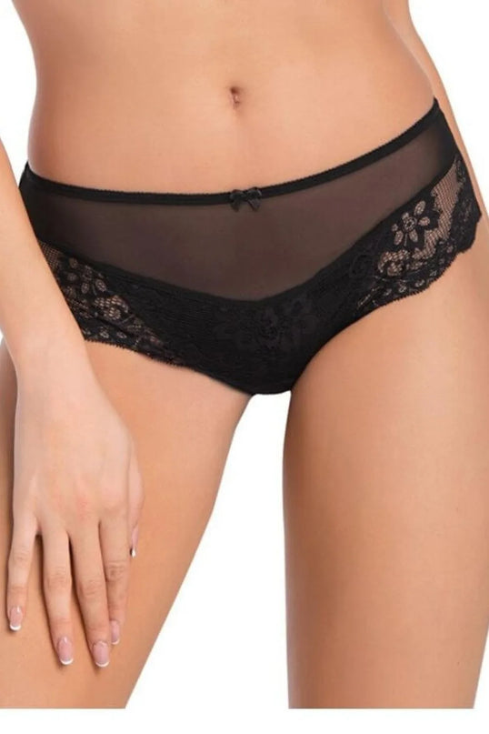 Culotte en dentelle noire raffinée, conçue avec une touche d'élégance brésilienne, combinant sensualité et finesse. Inspirée par la mode tropicale, elle arbore des détails floraux délicats et une transparence séduisante accentuant les courbes féminines.
