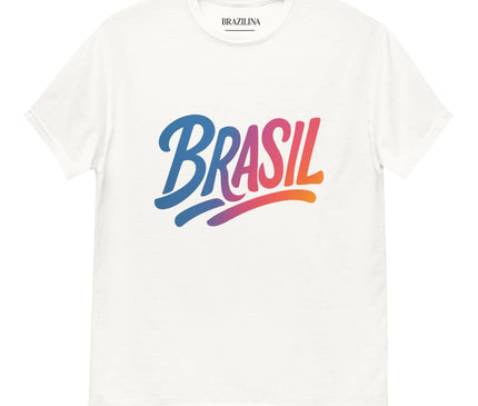 T-shirt blanc avec l'inscription 'Brasil' en typographie colorée et fluide, dans des teintes dégradées de bleu, rose et orange, reflétant l'esprit vibrant et festif de la culture brésilienne.