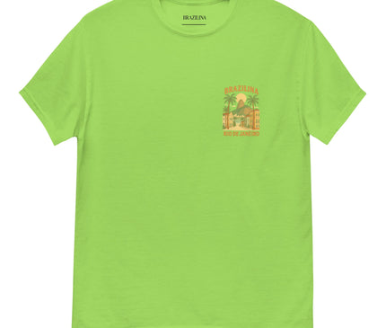 T-shirt vert vif avec un design inspiré de Rio de Janeiro, mettant en avant des palmiers et des bâtiments symboliques de l'architecture brésilienne sous un ciel ensoleillé. L'inscription 'Brazilina Rio de Janeiro' est présente sur la poitrine, reflétant l'énergie tropicale et la culture vibrante du Brésil.