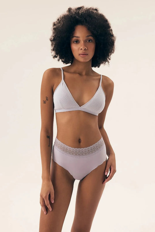 Ensemble de lingerie d'inspiration brésilienne, comprenant un soutien-gorge triangle et une culotte taille haute avec dentelle. Modèle élégant et confortable, rappelant la simplicité et la sensualité des plages de Rio, fusionnant modernité et charme tropical.