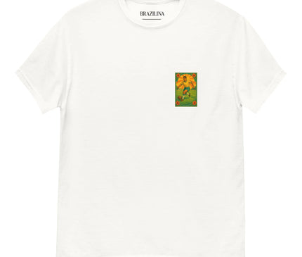 T-shirt blanc avec un motif vibrant inspiré du football brésilien, représentant un joueur en action dans des tons jaunes et verts, symbolisant l'énergie, la passion et la culture sportive du Brésil.