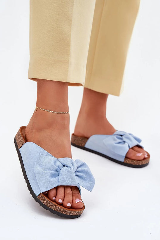 Sandales décontractées et élégantes inspirées du Brésil, en tissu bleu avec un nœud décoratif, semelle légère en liège et caoutchouc, idéales pour la plage ou les sorties urbaines, illustrant un style tropical et chaleureux.