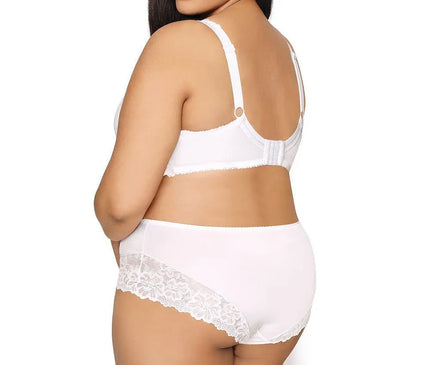 Sous-vêtement style brésilien raffiné en dentelle blanche, avec une coupe élégante et confortable, incarnant l'esprit sensuel et naturel du Brésil, porté par un modèle confiant, mettant en avant le charme tropical et la qualité artisanale.
